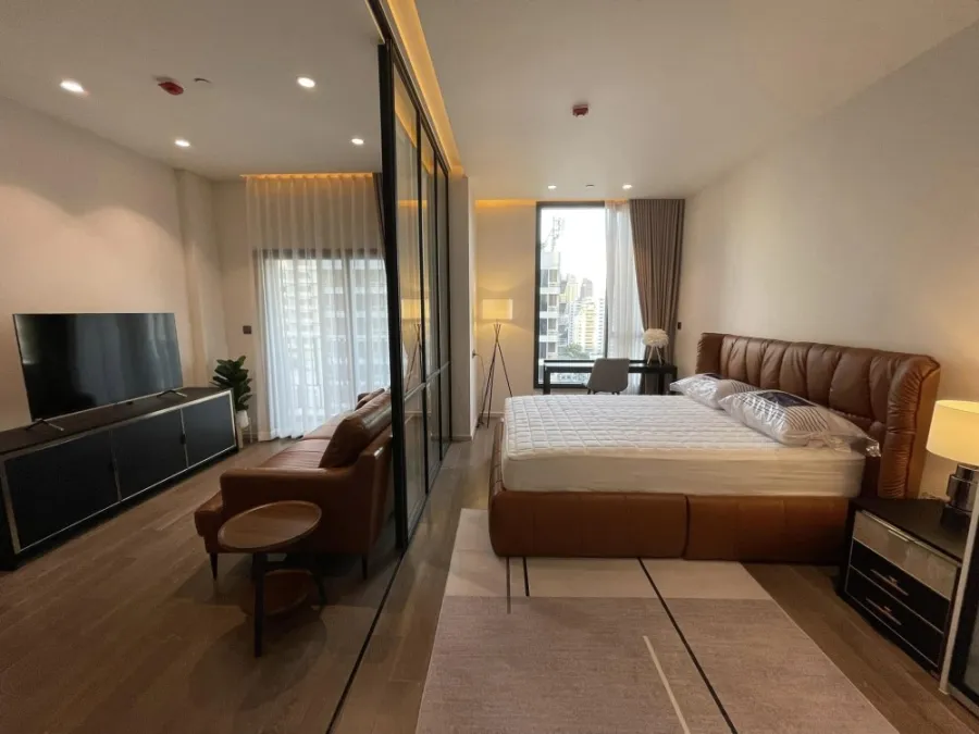 ให้เช่า Muniq Sukhumvit 23 ชั้น 15 ห้องตกแต่งอย่างดี โซฟาหนังนั่งสบาย เตียงนอนใหญ่น่านอนสุดๆ จองเลย