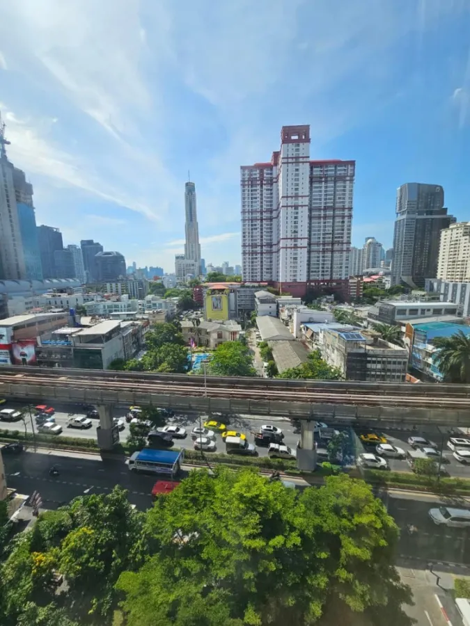 For sale: Ideo Q Phayathai, duplex room, high ceiling, very airy, great city view. Hurry and book before you miss out.