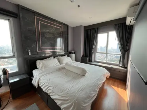Selling a corner unit at Lumpini Place Taopoon - Interchange, offering privacy and high-quality built-in furniture. Don't miss out!