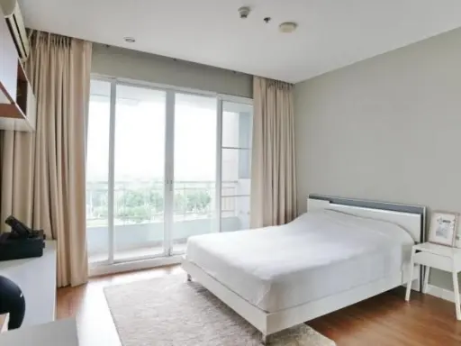 Opportunity has arrived. Circle Condominium. Urgent sale. White tone room. Comfortable. 10th floor. No block view. Cheap room like this. Hurry up to buy. images