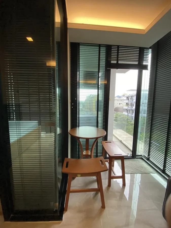 For rent: Socio Ruamrudee, corner room, 6th floor, very good view, fully furnished, just come and move in.