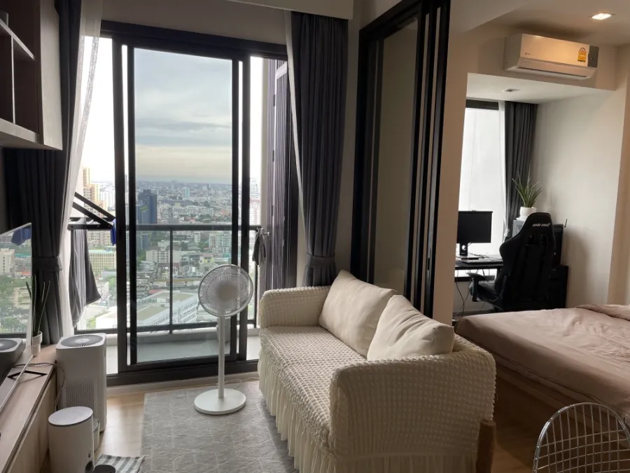 Condo for sale, M Jatujak, high floor, clear view, pet friendly Close to many train lines It's very convenient to travel.