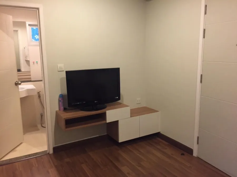 For sale: Centric Tiwanon Station, high floor, bright room, fully furnished, just bring your bags and move in.