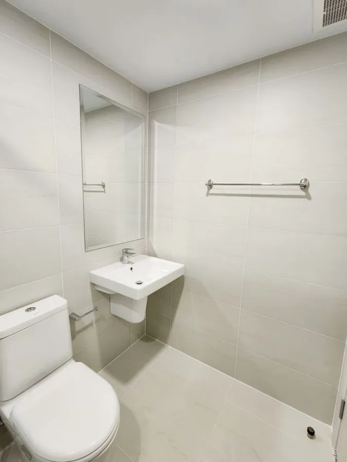 For rent, Supalai Loft Prajadhipok-Wongwian Yai, 18th floor, city view, room ready to move in, very cozy, don't miss it.