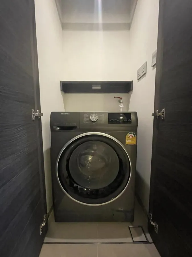 For rent, The Esse Asoke, 23rd floor, very beautiful view, good furniture. Complete electrical appliances If interested, hurry and reserve now.