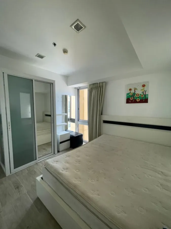 For rent: My Resort Bangkok. Great atmosphere, no obstructing buildings, not on a main road, peaceful, good ventilation. Don't miss out!