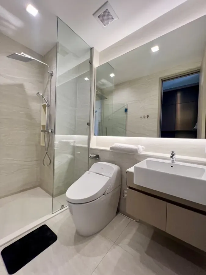 For sale or rent: The Address Siam-Ratchathewi (11th floor), fully furnished, ready to move in.