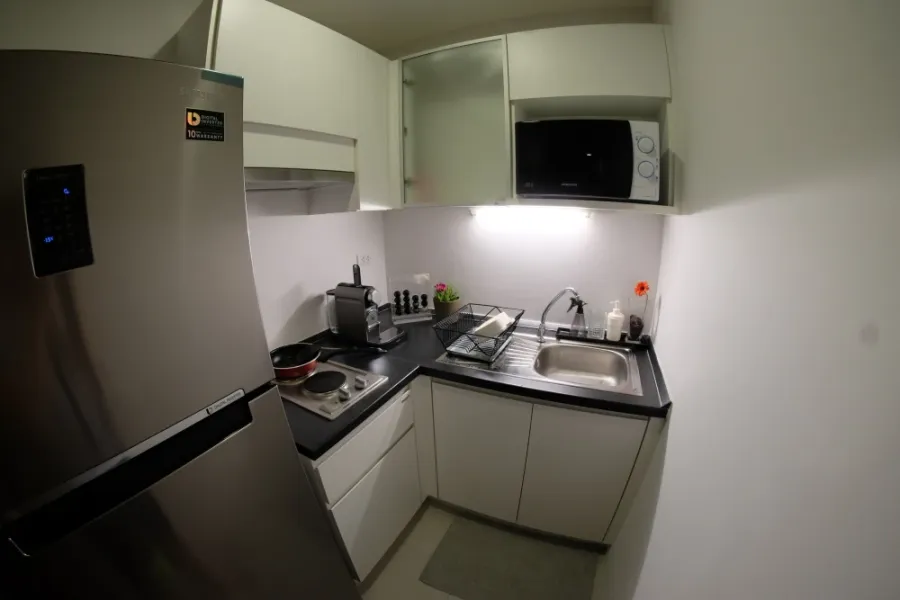 For rent: Thru Thonglor, apartment on the 20th floor (very high). Large, beautiful living room, fully furnished and ready to move in.