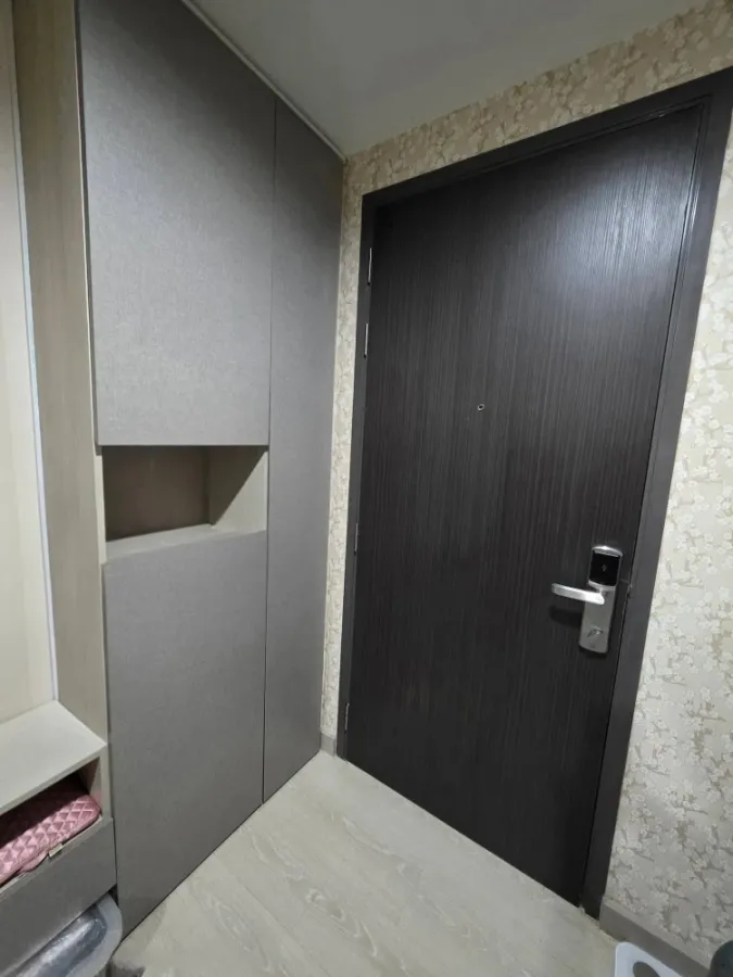 For sale or rent: Niche id Sukhumvit 113. A lovely unit with high-quality built-in furniture and matching wallpaper. Book now!