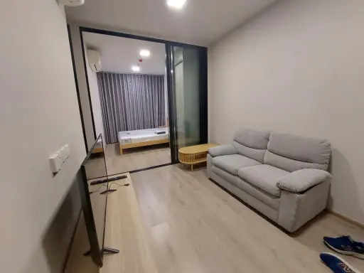 For sale or rent: The Privacy Tao Poon Interchange, empty room, partitioned into sections. Decorators, don't miss out! Hurry and book now!
