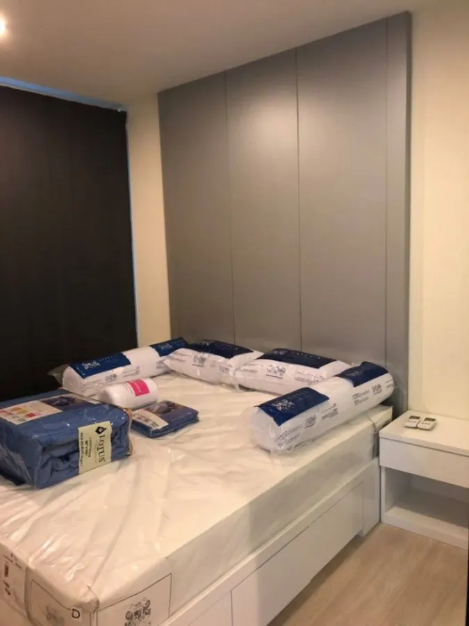 For rent Life Asoke, this room is new out of the box. White furnishings make the room look very spacious, high floor, premium view, book now.