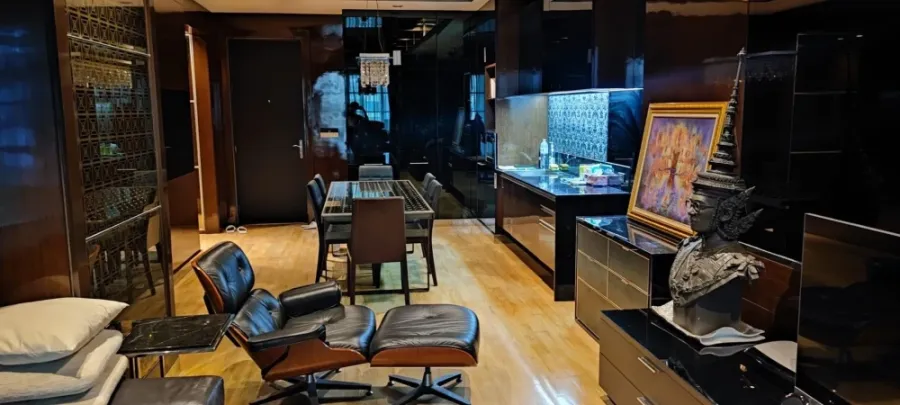 For rent: Baan Klang Krung Siam-Pathumwan. Beautifully decorated, elegant and luxurious unit with spacious living area. Don't miss out!