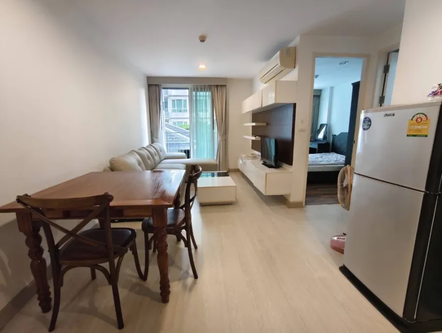 Silk Sanam Pao condo for rent. Spacious and comfortable room with complete furniture and appliances. Ready to move in! Book now!