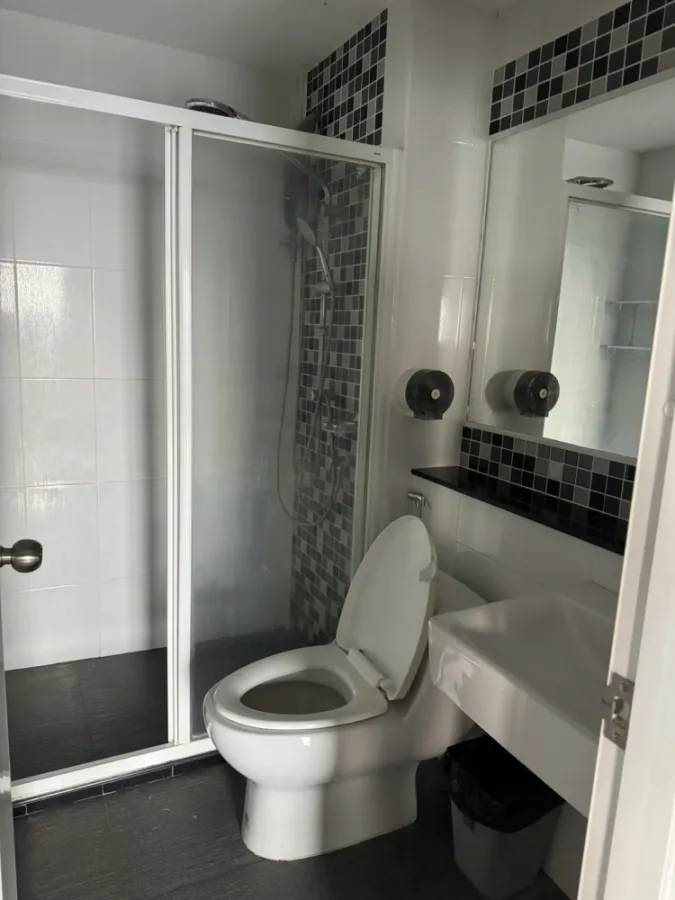 For sale, for rent, Regent Home 15 Chaengwattana, spacious room, comfortable. Comes with complete decorations. Reserve now quickly.