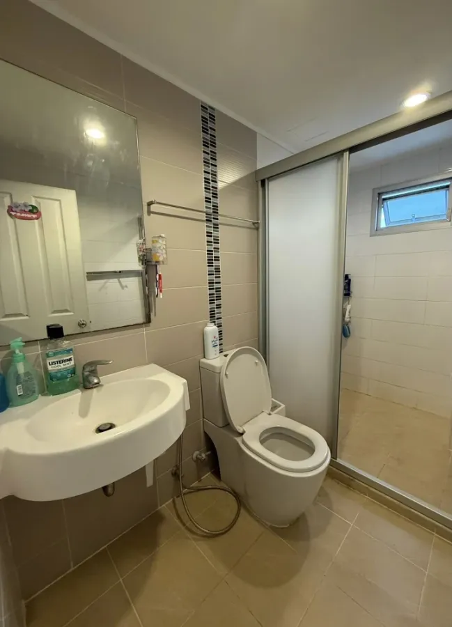 For sale: Lumpini Place Rama 9. Very high floor unit, receiving warm morning sunlight, not hot in the afternoon. Corner unit, not crowded. A highly re