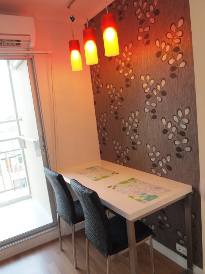 For rent, Lumpini Place Ratchayothin, room with nice wallpaper There is a good front loading washing machine. You can reserve it now.