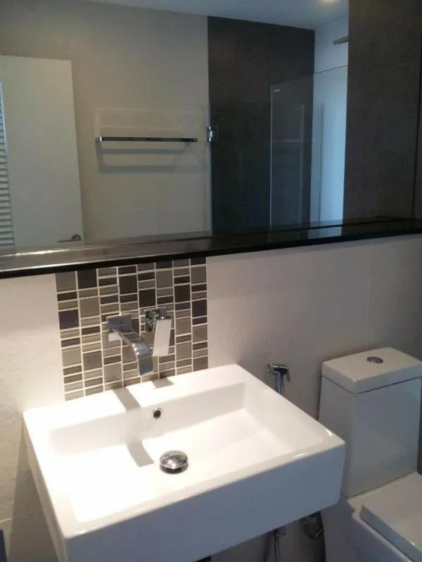 ขาย Urbano Absolute สาทร-ตากสิน ห้องตกแต่งเรียบง่าย โทนขาว ครัวแยก ไม่มีกลิ่นควัน พร้อมอยู่