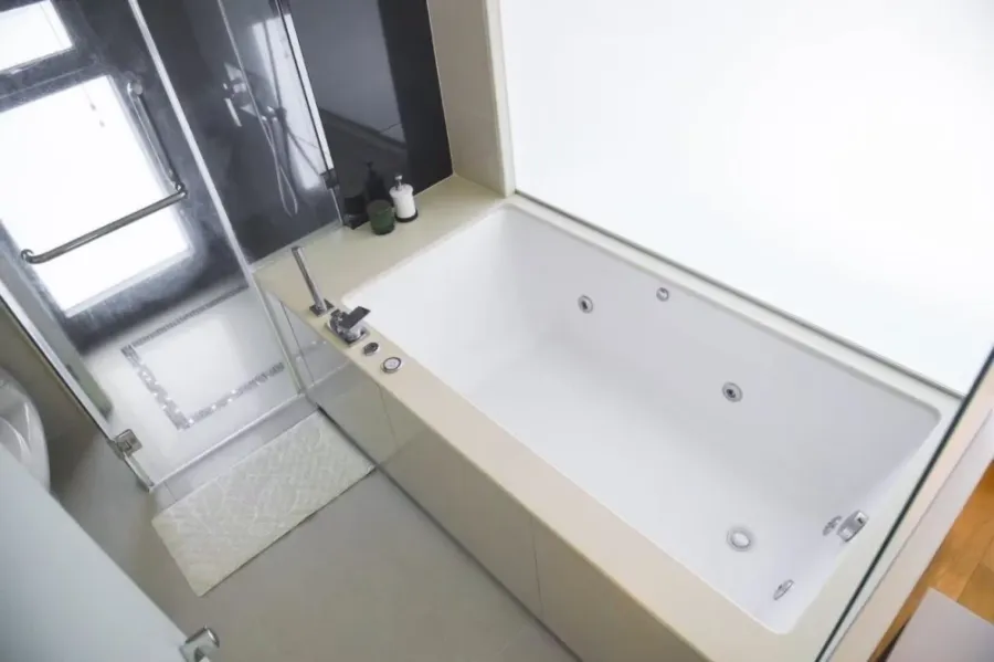 For sale or rent, The Address Sathorn, 2 bedrooms, lots of usable space. Comes with complete amenities. Book now.