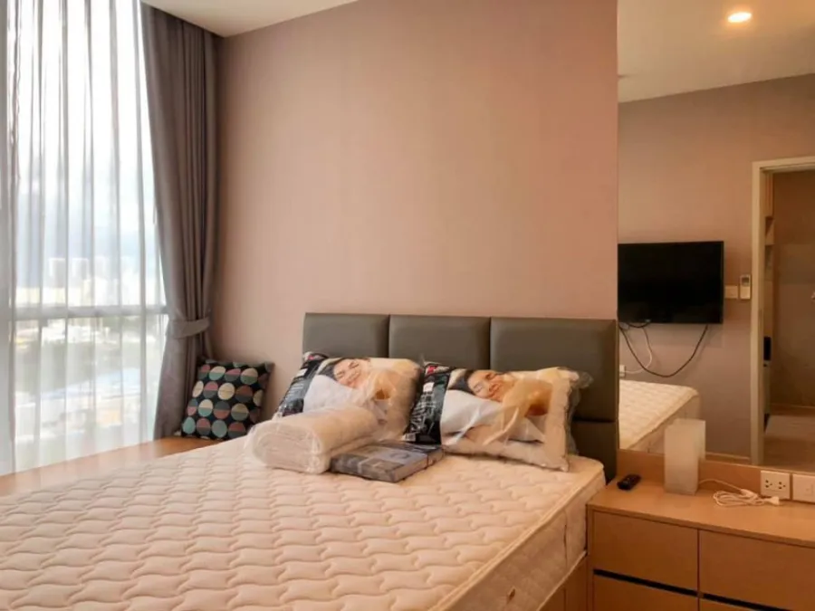Noble Revolve Ratchada for rent, great price, million dollar view, good furniture, super soft leather sofa, book now