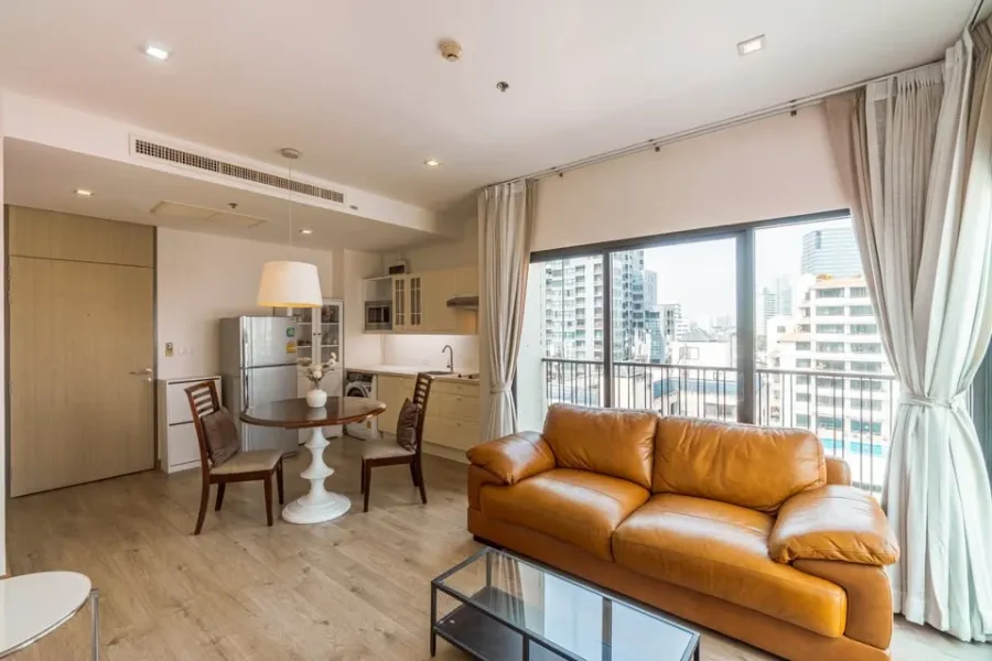 Condo for rent, Noble Reform, corner unit. Bright and airy atmosphere with natural light from two windows. Ideal for living. Move in soon.