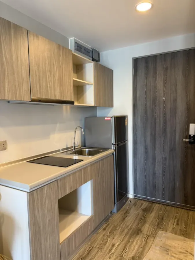 For sale: Modiz Ladprao 18, 8th floor (top floor) with rooftop/sky level, fully furnished, ready to move in.