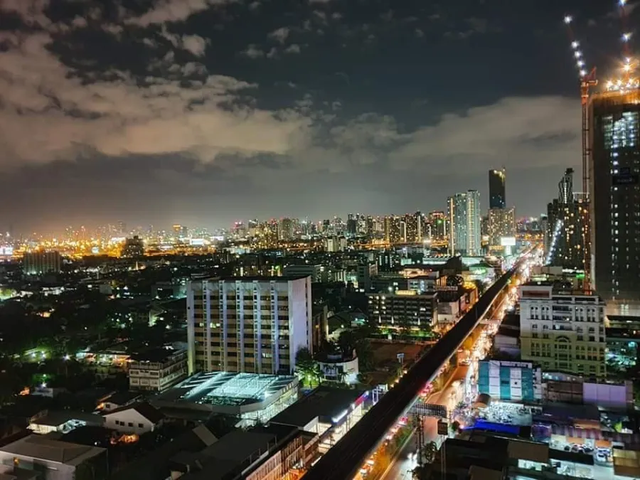 For rent: Ideo Sukhumvit 93, corner room, 22nd floor, open view of the city and river bend, branded furniture, book now.