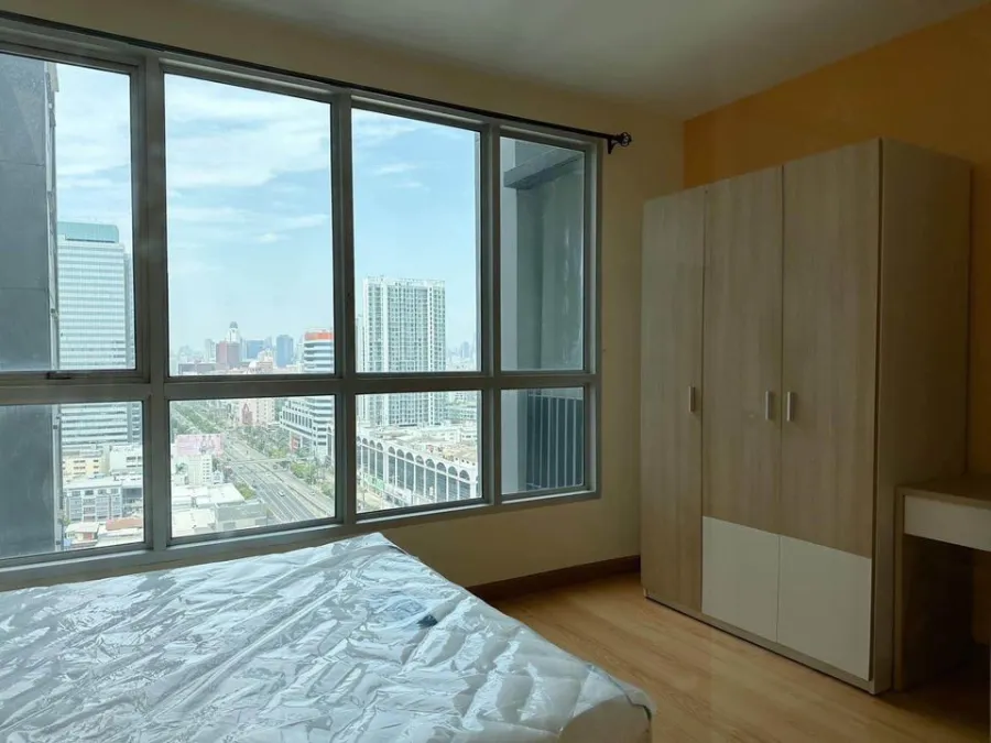 For rent: Life @ Ratchada-Sutthisan, great city view, fully furnished, complete electrical appliances, just bring your own stuff and you can move in.