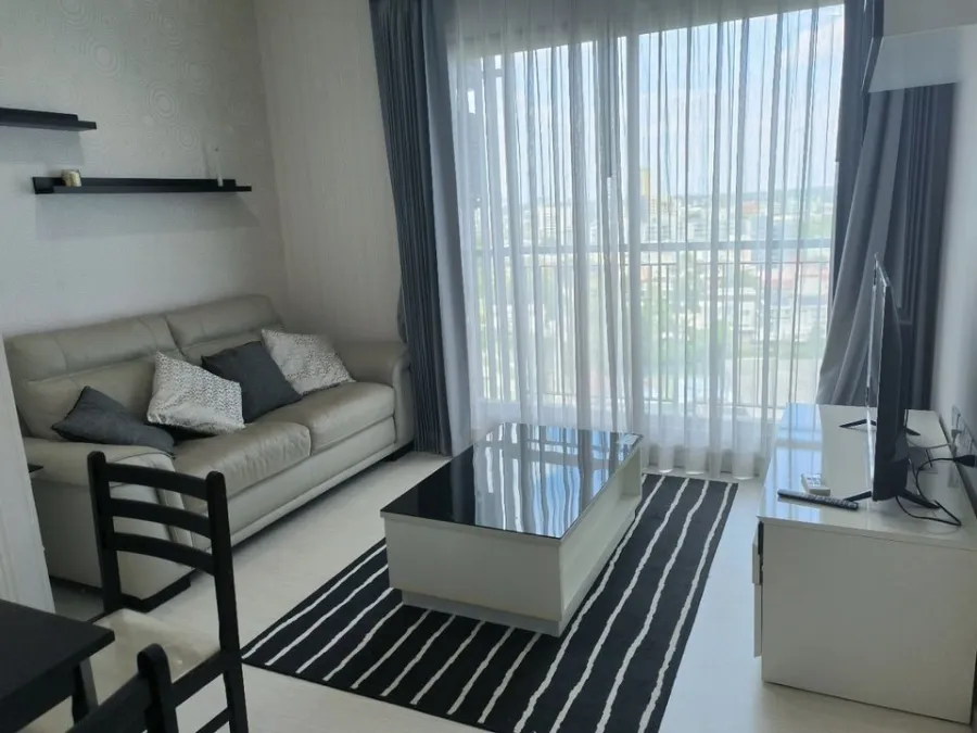 Condo for sale, Rhythm Sukhumvit 36-38, decorated with wallpaper. The view of the swimming pool is very nice. Buy it now.