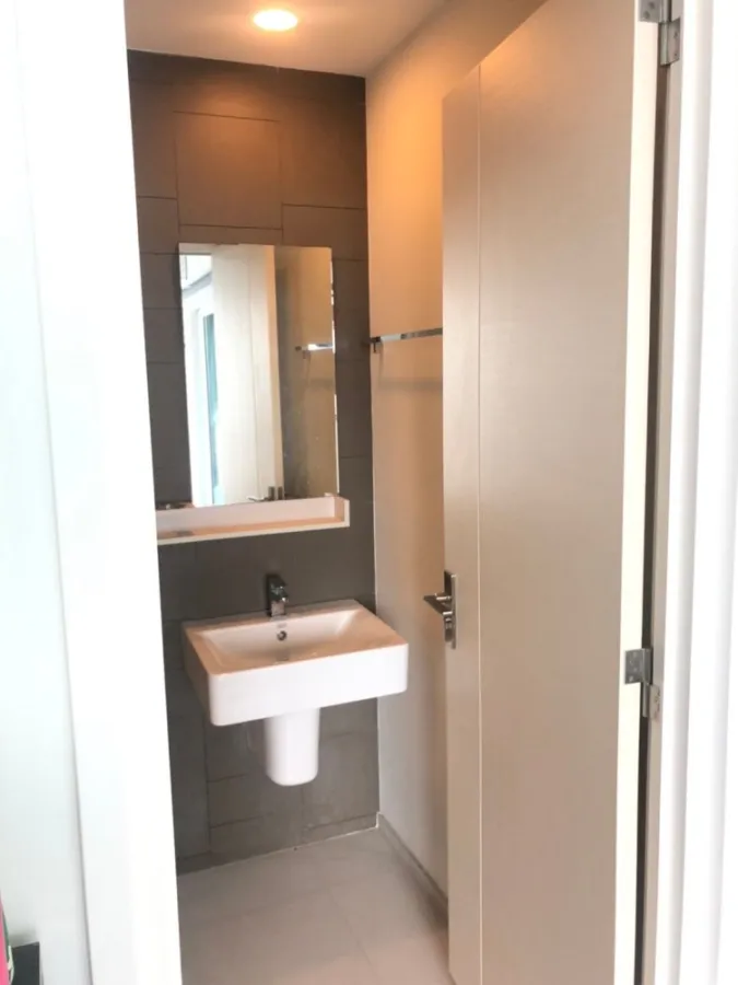 Sell / rent The Key Wutthakat, nice room, decorated with furniture and complete facilities. Hurry up to reserve.