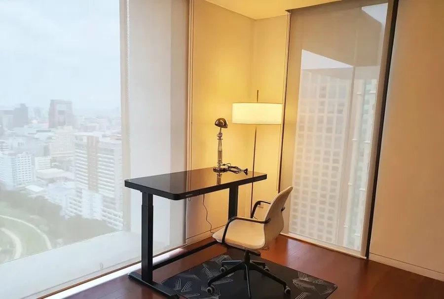 For rent: Hansar Rajdamri. Spacious room with ample living space, fully furnished, and with a private elevator. Book now!