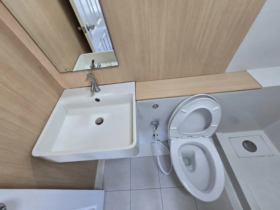 For rent: The Trust Condo Amata - Chonburi. The whole room is decorated with wallpaper. Very livable. Good high floor. Book now.