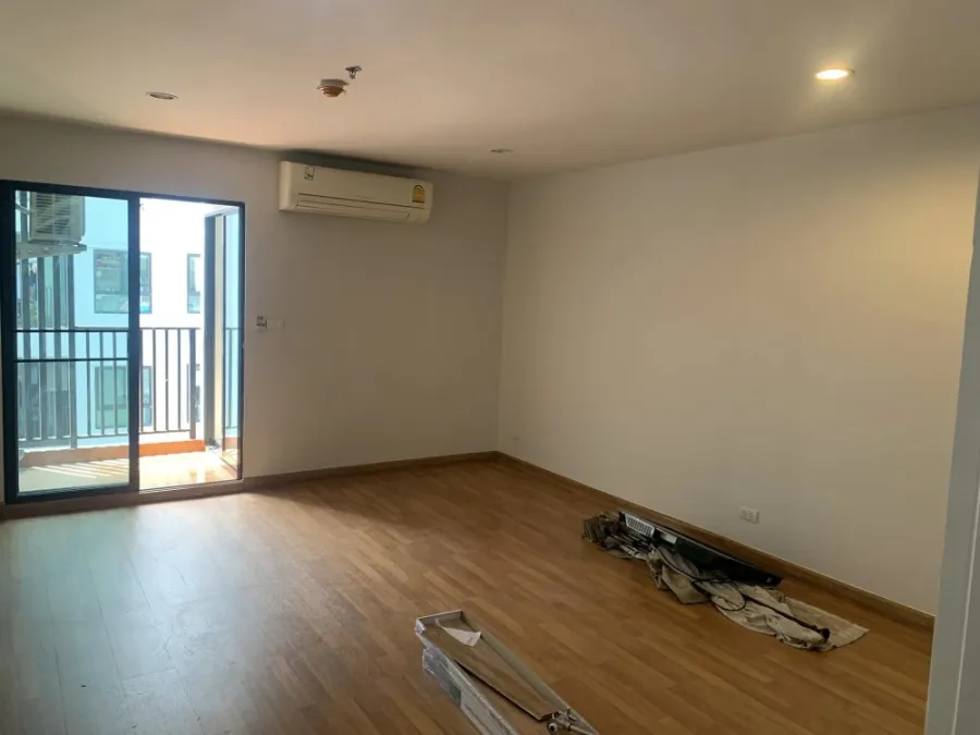 For sale: Regent Home 15 Chaengwattana, empty room, bright and comfortable tone, decoration lovers must not miss, plus a pool view, you can't miss boo