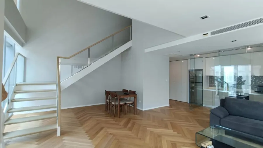ขาย The Room สุขุมวิท 21 ห้อง DUPLEX พื้นที่ใช้สอยเพียบ โซฟาตัวใหญ่นั่งสบายมาก รีบจับจองเลยจร้า