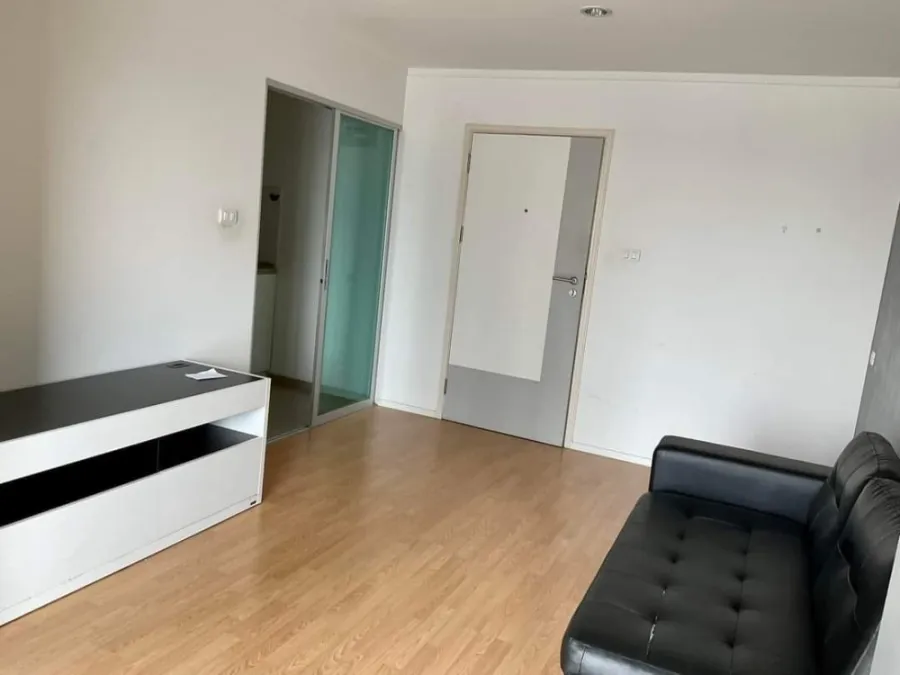 For sale Lumpini Place Srinakarin-Hua Mak Station, simple decorated room. Wide with usable space Good like this, reserve now.