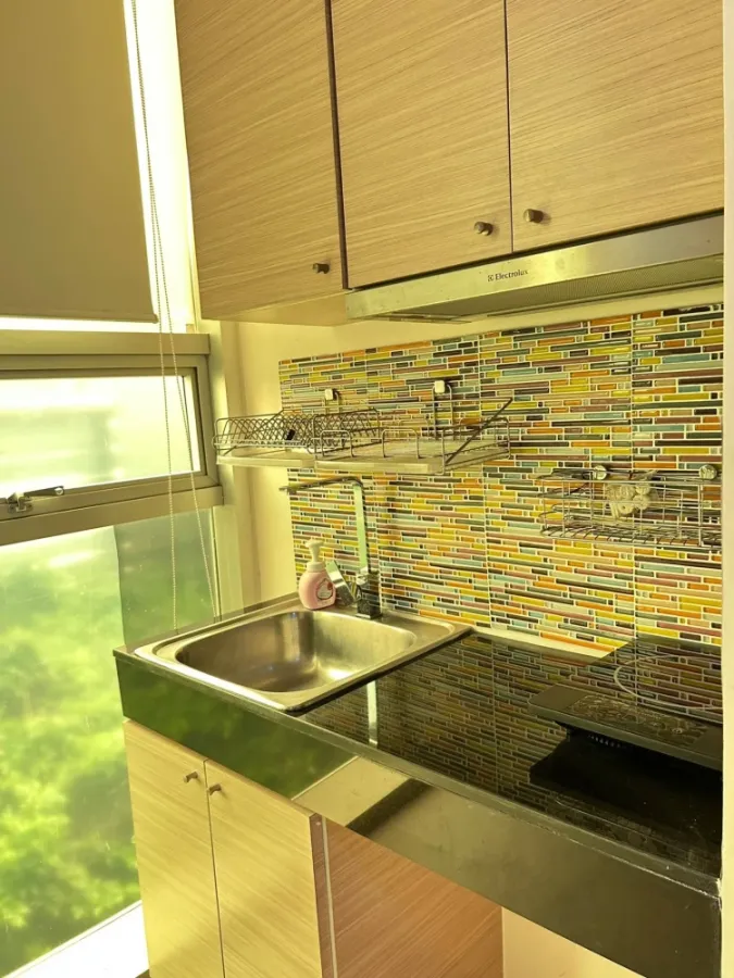 Selling The Colory Vivid project, near the BTS Skytrain, convenient transportation, in the heart of the city, great value, ready to move in.