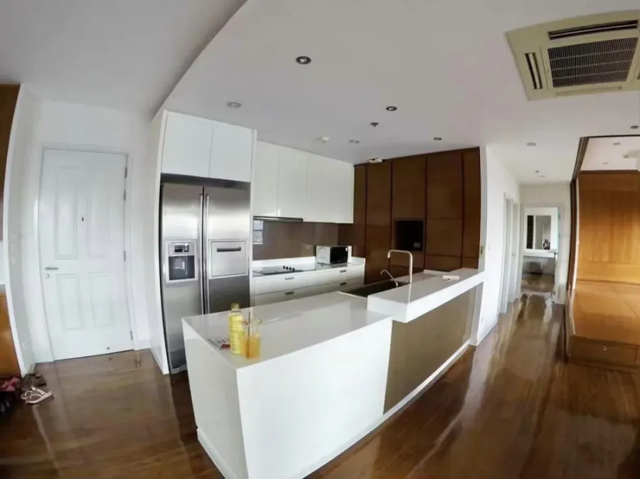 For sale, rent condo Hive Sathorn, large room, comfortable, with valuable usable space. If you miss it, you'll regret it.