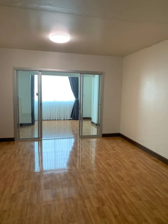 Condo for sale, Ratchada Prestige, Ladprao 48, empty room, beautiful Chandelier, very spacious room, interested, hurry up to reserve