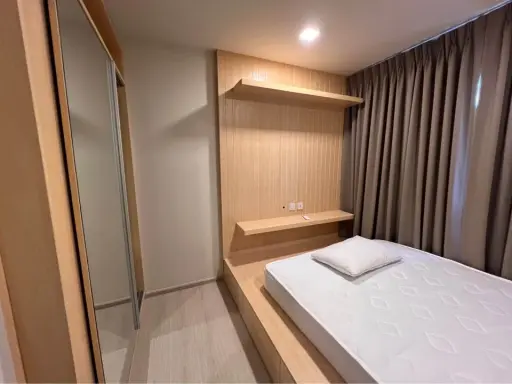 For rent: The Tree Dindeang Ratchaprarop. The room is not hot, faces north, is near the elevator, and has low foot traffic, offering privacy. Moving i