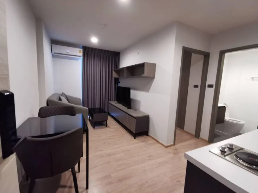 Condo for rent, Premio Quinto, ready to move in. Very big sofa. Get a high angle view of the pool. Book now.