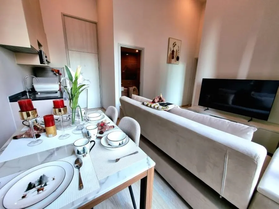 For sale or rent Noble Revolve Ratchada 2, corner room has a lot of privacy, 4 meter high ceiling, doesn't feel cramped. You can reserve it now.