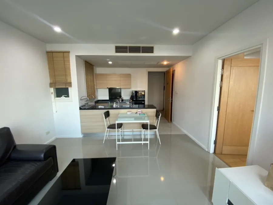 Condo for rent, Wind Sukhumvit 23, extremely spacious room, fully furnished, leather sofa, comfortable sitting You can't miss it, book now.