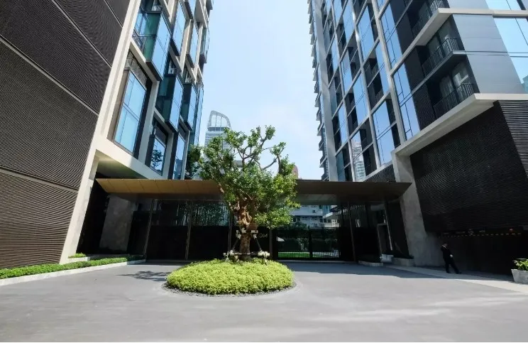 For rent, 28 Chidlom, 16th floor, beautiful room, luxurious decoration, well furnished, I can say that it's very nice to live in. Book now.