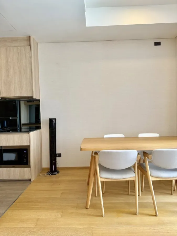 Selling Siamese Exclusive Sukhumvit 42, 52.14 sq.m., corner unit, fully furnished with furniture and appliances. Ready to move in.