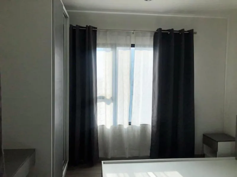 For rent Aspire Sathorn-Taksin Room decorated in white tones. Pool view Plus, seeing the train is very good. Not booking is a big mistake.