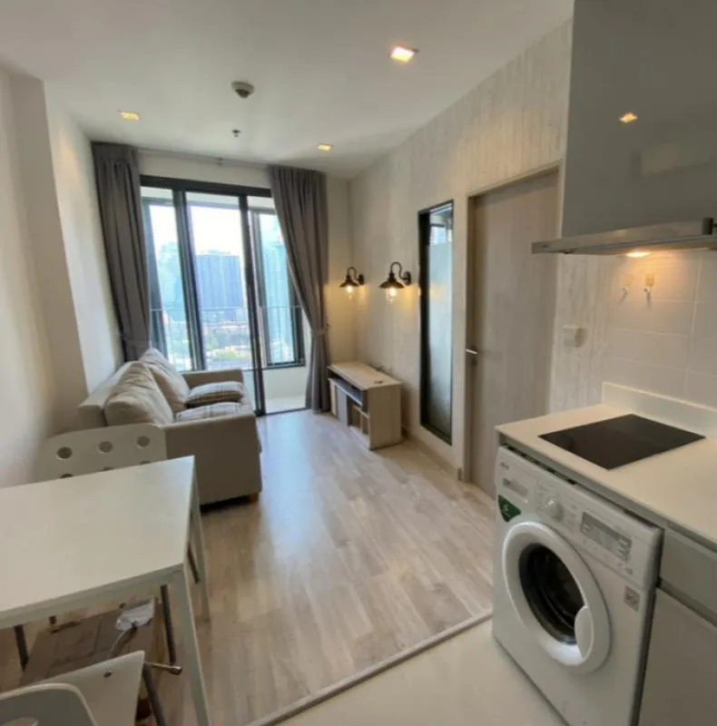 You can just come in and move in. Fully furnished. Everything is complete. This room has a beautiful view too. Ideo Mobi Rama 9 for rent.