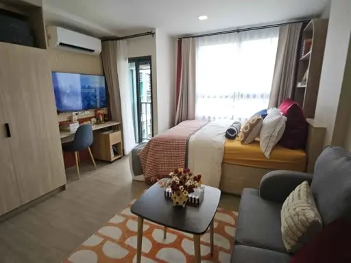 For rent: The Muve Pradipat, corner room, not crowded, comes with furniture and complete facilities, book now.