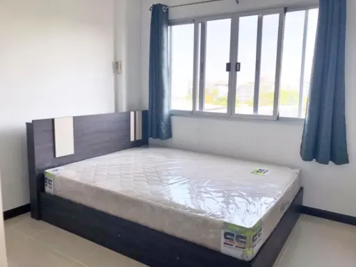 For rent, Lumpini Condo Town, Bodindecha - Ramkhamhaeng, 6th floor, cool breeze all day, no building block, fully furnished.