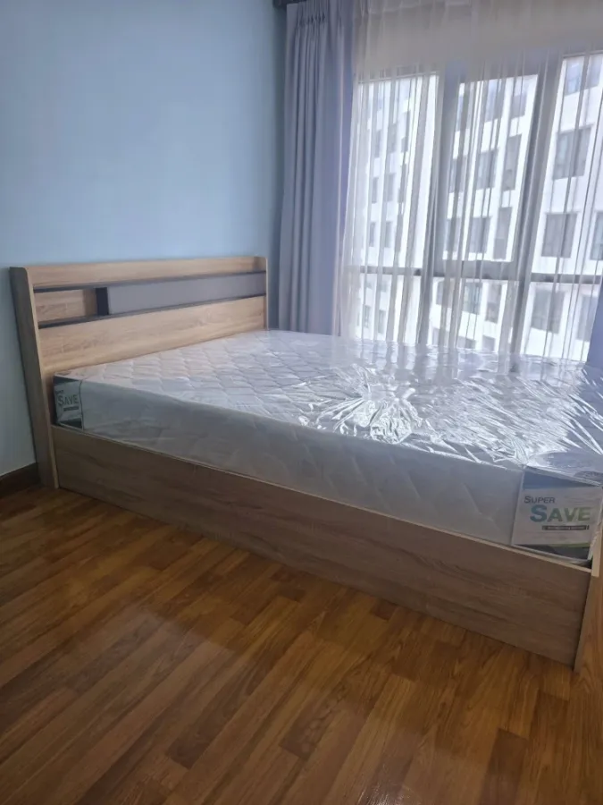 For rent: Regent Home 18, a comfortable blue room with many amenities. You can't miss this opportunity to reserve it.