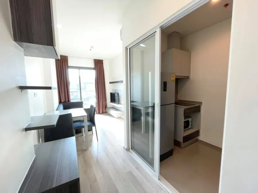 Sell / rent Condo Centric Ratchada-Huay Kwang, beautiful room, good condition, complete furniture. Appliances ready. Must reserve.