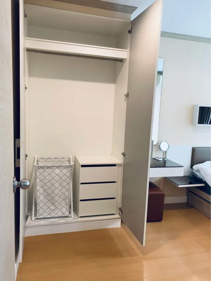 Metrosky Ratchada for rent, beautiful room, modern decoration, perfect fit, great pool view Book and you won't regret it. Hurry up.